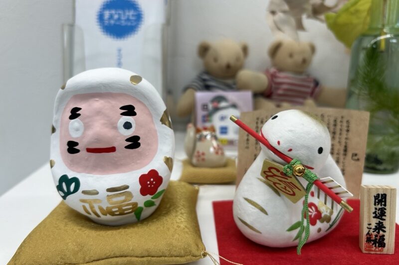 正月飾りのだるまと鏡餅