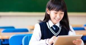 タブレットで学ぶ笑顔の生徒（NPO法人まなびとステーション）