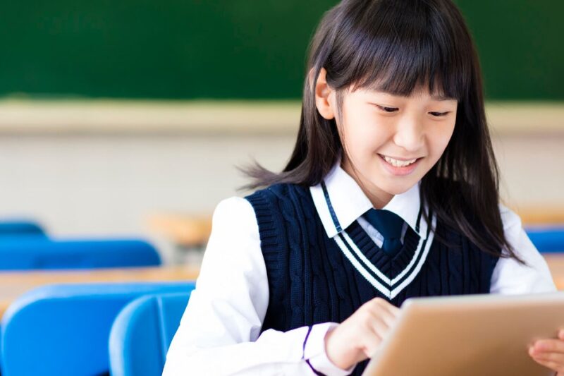 タブレットで学ぶ笑顔の生徒（NPO法人まなびとステーション）